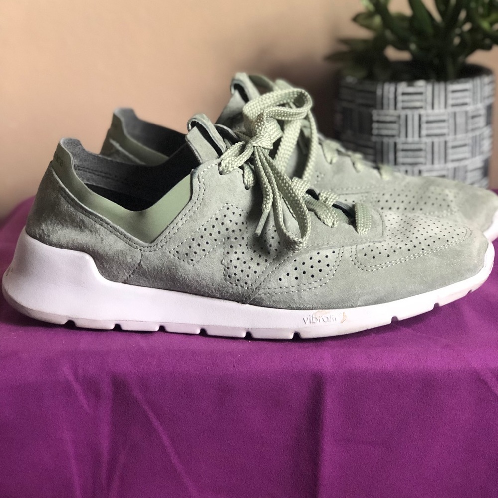 Men’s 8.5/W10 New Balance w/ Vibram soles